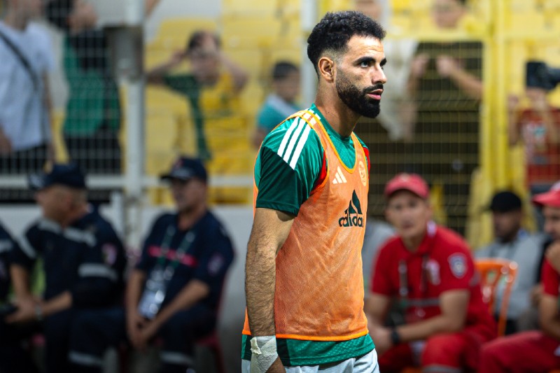 مدرب الجزائر يستبعد اللاعب أيت نوري