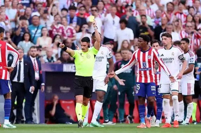 لجنة الحكام تفجرها بعد ديربي مدريد