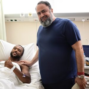 مالك أولمبياكوس يدعم الكعبي بعد الإصابة ويؤكد: ستبقى فردا من عائلتنا