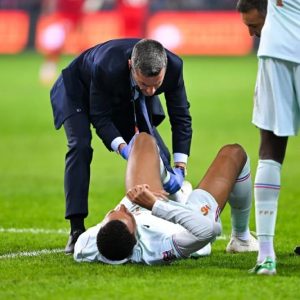 مبابي يترك معسكر المنتخب الفرنسي بعد إصابته في الركبة