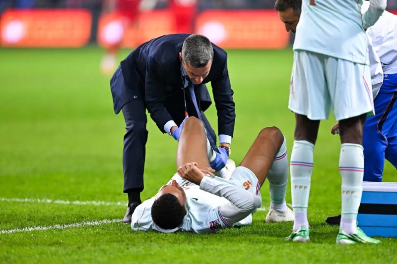 مبابي يترك معسكر المنتخب الفرنسي بعد إصابته في الركبة
