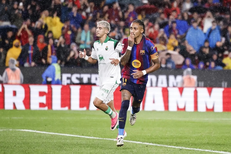 تقرير: البرازيلي رافينيا يرغب في تجديد عقده مع برشلونة الإسباني