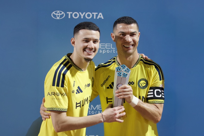 رونالدو يهدي جائزة رجل المباراة لزميله