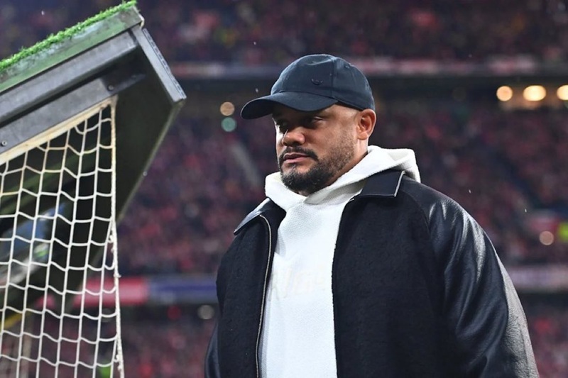 بايرن ميونخ الألماني يعلن نقل مدربه البلجيكي فينسنت كومباني إلى المستشفى