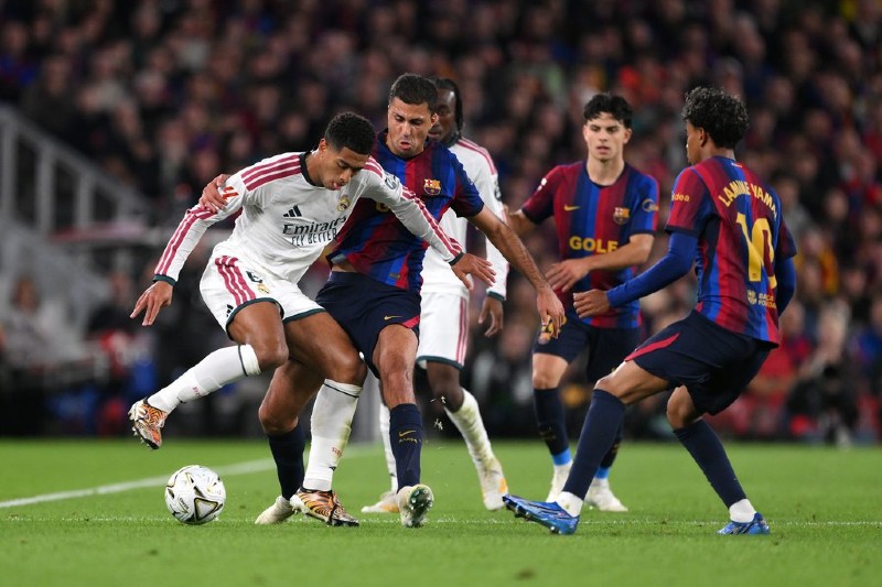 بعد حسم الكلاسيكو.. برشلونة يدافع عن الصدارة وريال مدريد يطارد القمة