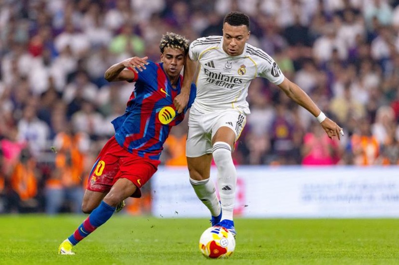 برشلونة وريال مدريد.. "كلاسيكو" ناري بين طموح الابتعاد ورغبة العودة