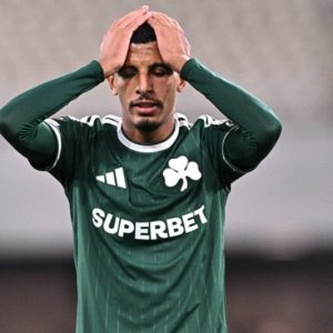 صدمة في باناثينايكوس.. أوناحي يغيب عن 15 مباراة مع الفريق بسبب الإصابة